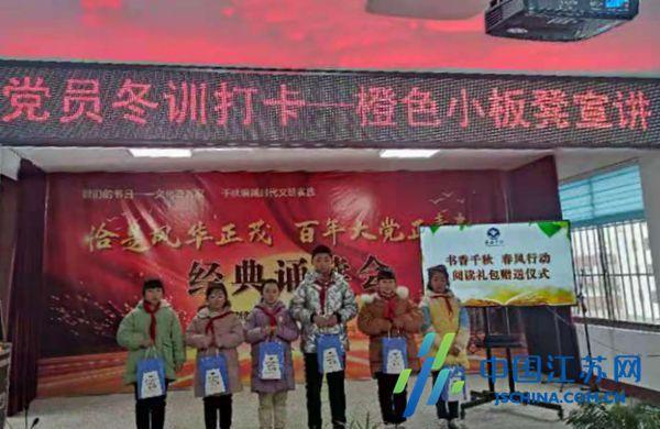 孙女开车1600公里赶回家，爷爷早早地等待在门口，喇叭声在诉说回家的喜悦